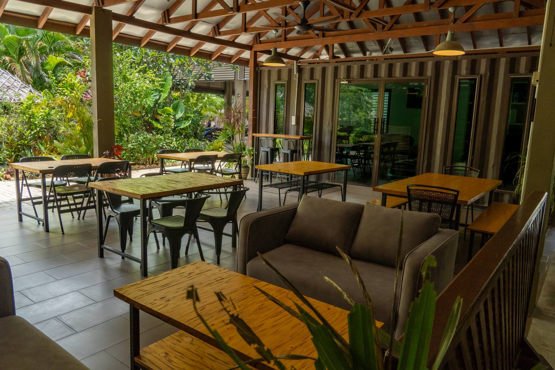 Social and co-work seating at Bambu